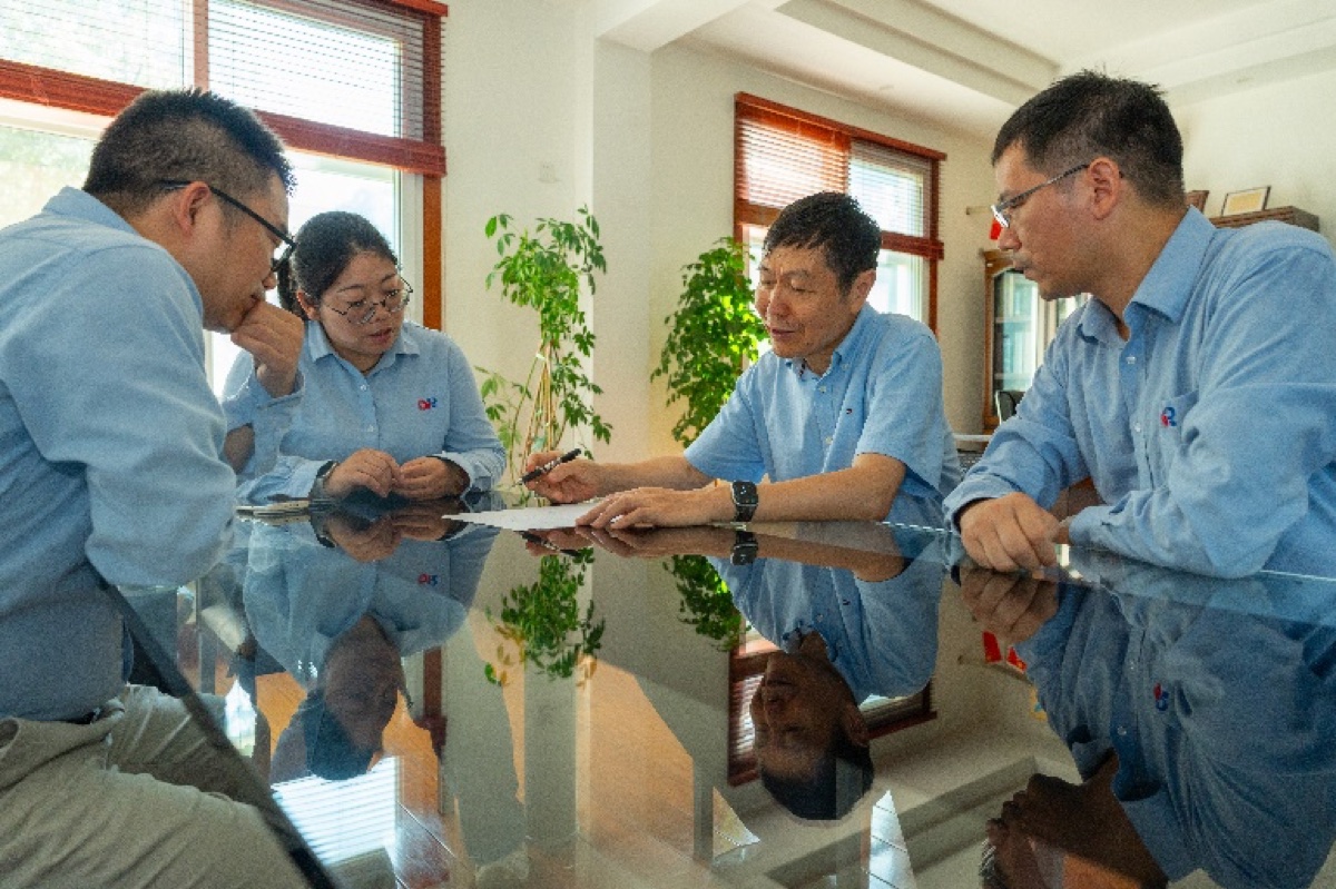 Dongrun founder Mao Wenzhuo in technical discussion with engineering team
